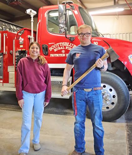 初级学员学习如何成为农村消防队的志愿者